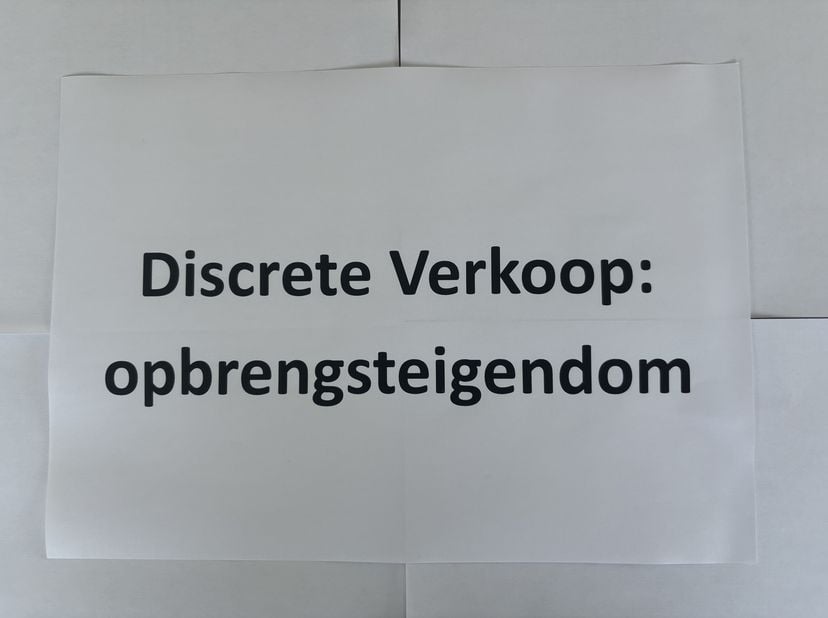 Discrete Verkoop. Opbrengsteigendom centrum Ieper (400m van de Markt, 300m van Station) bestaande uit winkelpand en twee eenkamerappartementen, steeds